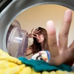rengör din tvättmaskin fri från illaluktande tvätt och mögel